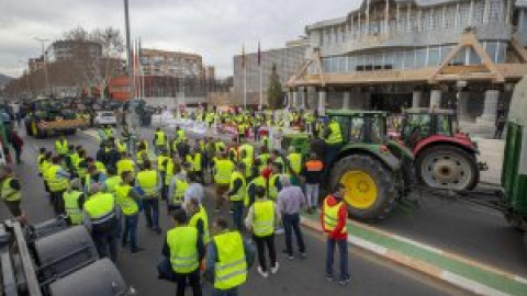 Agricultores bloquean la Asamblea de Murcia y zarandean el coche de López Miras