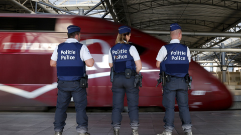 Policías belgas en la estación de trenes de Bruselas.- REUTERS