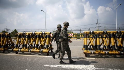 Soldados surcoreanos caminan junto a las barricadas al sur de la zona desmilitarizada que separa las dos Coreas, en Paju, Corea del Sur.- REUTERS