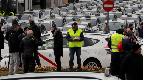 Concentración de taxistas en las inmediaciones del recinto ferial de Ifema, en el segundo día de la huelga indefinida del sector del taxi | EFE