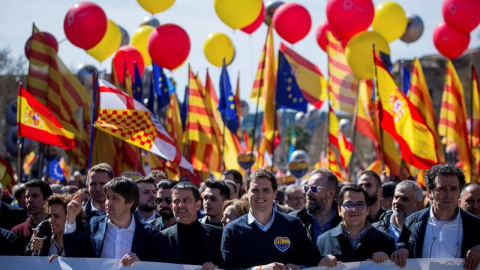 El presidente de Ciudadanos (Cs), Albert Rivera (c) junto al ex primer ministro socialista francés Manuel Valls (c-i) durante la manifestación de Societat Civil Catalana (SCC). /EFE