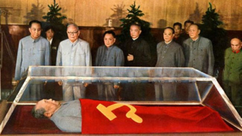 Wang Dongxing junto a Mao.