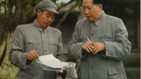 Wang Dongxing junto a Mao.