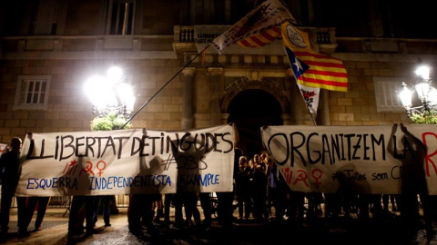 Concentració a la plaça Sant Jaume de Barcelona en rebuig per l'empresonament dels CDR. EFE / QUIQUE GARCÍA