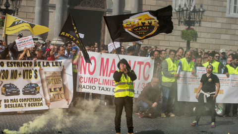 En Barcelona, un millar de taxistas ha iniciado una marcha lenta a pie desde la Plaza Catalunya hasta la sede de la Consellería de Territorio | EFE