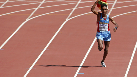 El eritreo Ghirmay Ghebreslassie celebra su triunfo en la maratón del Mundial de Atletismo, en Pekín. REUTERS/Dylan Martinez