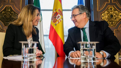 La presidenta de la Junta de Andalucía, Susana Díaz, y el ministro del Interior, Juan Ignacio Zoido, conversan durante su reunión celebrada hoy en el Palacio de San Telmo en Sevilla. /EFE