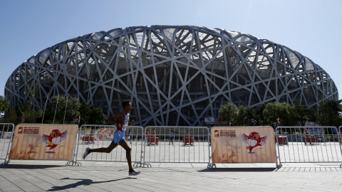 El eritreo Ghirmay Ghebreslassie a punto de entrar en el estadio olímpico de Berlín, donde ha logrado la medalla de oro en la prueba de martatón. REUTERS/Phil Noble