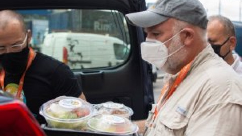 Cachondeo en redes por esta noticia del chef José Andrés repartiendo ropa vieja: "Lloro mucho... bendita ignorancia"