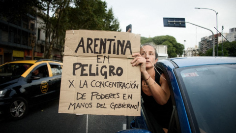 Parte de la población argentina protesta en las calles contra Javier Milei, en Buenos Aires, a 7 de febrero de 2023.