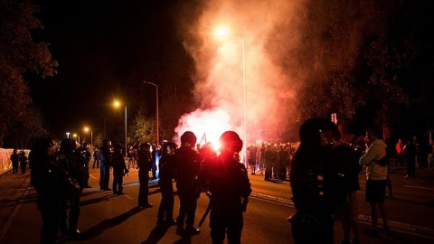 La Policía dispersa a manifestantes neonazis contra la inmigración en Heidenau.-EFE