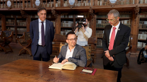 El director de "Mientras dure la guerra", Alejandro Amenábar, firmando el libro de honor de la Universidad de Salamanca, antes del estreno de la película que fue rodada en numerosos espacios de la capital salmantina. EFE/J.M.GARCÍA