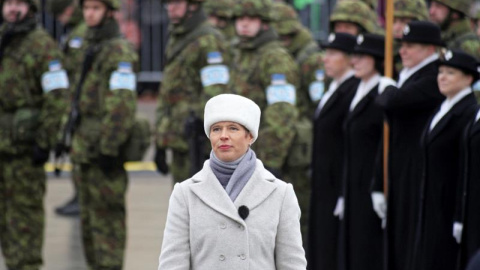 Kersti Kaljulaid, presidente de Estonia, durante el desfile del día de la Independencia. EFE/EPA/Valda Kalnina