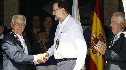 El presidente del Gobierno, Mariano Rajoy (c), durante el acto en la localidad lucense de Portomarín, donde ha sido nombrado hoy Caballero de la Real Orden Serenísima de la Alquitara. EFE/Eliseo Trigo