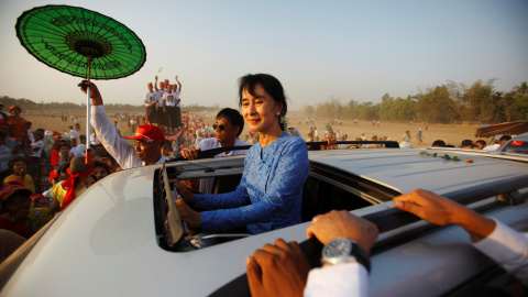 Aung San Suu Kyi tras regresar de la campaña electoral en Kawhmu (Archivo). / REUTERS