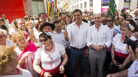 El secretario general del PSOE, Pedro Sánchez, junto al secretario de Política Institucional del PSOE de Andalucía.- EFE