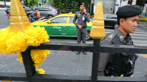 La policía tailandensa patrulla la zona de Bangkok donde se cometió el atentado que provocó la muerte de una veintena de personas.. EFE/EPA/NARONG SANGNAK