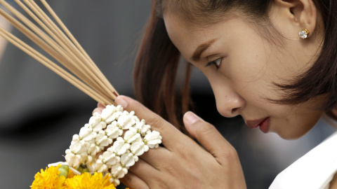 Una mujer reza durante una ceremonia interreligiosa en memoria de las víctimas del atentado. EFE/Ritchie B. Tongo