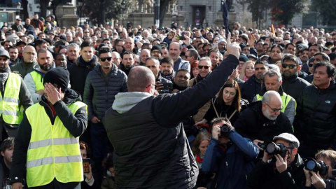 Taxistas de Barcelona durante la asamblea que celebran en la plaza de Catalunya de la capital catalana. (TONI ALBIR | EFE)