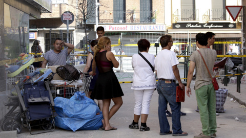 Los inquilinos del edificio que se derrumbó en el número 1 de la calle Amalia, esquina con Bravo Murillo, en el madrileño barrio de Tetuán, cuando acudieron a  recuperar sus pertenencias. EFE/Ismael Rivera