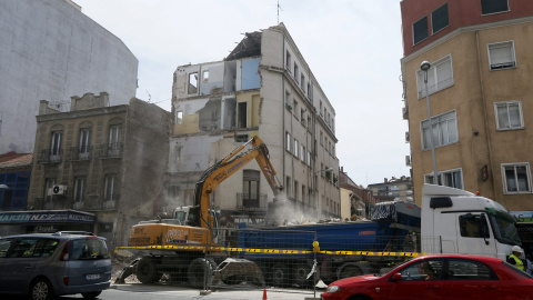 Labores de desescombro en el edificio de la calle Amalia, en el distrito de Tetuán (Madrid), que se derrumbó esta semana. EFE/Fernando Alvarado