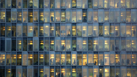 Las ventanas iluminadas de un edificio de oficinas en el centro de Milán. REUTERS/Stefano Rellandini