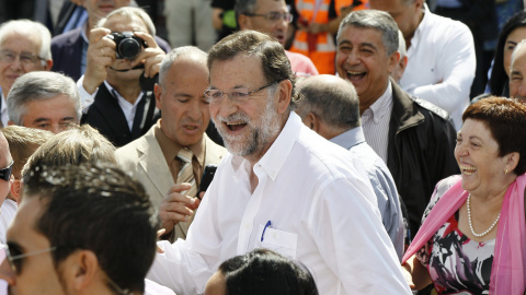 El presidente del Gobierno, Mariano Rajoy, durante su visita a la localidad lucense de Portomarín. EFE/Eliseo Trigo