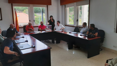 15/2/24 La concejala de Vox, votando en un pleno del Ayuntamiento de Avión.