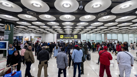 Multitud de personas en las instalaciones del Aeropuerto Adolfo Suárez-Madrid Barajas.