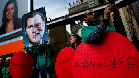 Concentración de la PAH, el pasado 14 de marzo, frente a la sede de Ciudadanos en Barcelona - EFE