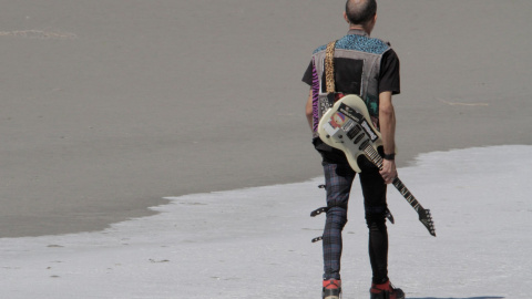 El cantautor punk Manolo Kabezabolo, en el documental dirigido por J. Alberto Andrés Lacasta.