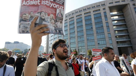 Un hombre muestra una copia del periódico 'Cumhuriyet' durante una protesta por el juicio a varios periodistas del medio opositor. EFE/Erdem Sahin