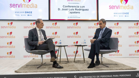 El expresidente del Gobierno, José Luis Rodríguez Zapatero, con el director general de Servimedia, José Manuel González Huesa.