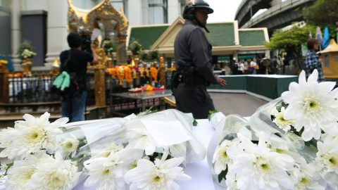 Un policía tailandés patrulla la zona turística de Bangkok escenario del reciente atentado que provocó la muerte de una decena de personas. EFE/EPA/NARONG SANGNAK