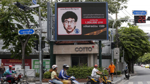 Un cartel en las calles de Bangkok con el retrato robot del sospechoso de ser el autor del atentado que provocó la muerte de una docena de personas esta semana. REUTERS/Chaiwat Subprasom