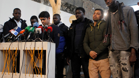 Los asistentes a la rueda de prensa del Sindicato de Manteros y Lateros de Madrid y la Asociación de Sin Papeles de Madrid, guardan un minuto de silencio por Mame Mbaye, el mantero fallecido en una protesta por la criminalización del top ma