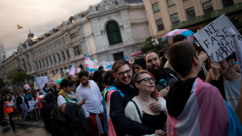 Gabriel Díaz de Tudanca, un joven trans, y su novia Ruth participan en una protesta para detener la patologización de los transgéneros en Madrid. / REUTERS - SUSANA VERA