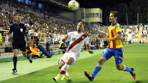 El centrocampista portugués del Rayo Vallecano Tiago Manuel Dias 'Bebé' diputa el balón con el argentino Lucas Alfonso Orban, del Valencia CF. EFE/Luca Piergiovanni