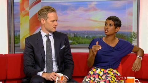 La presentadora Naga Muschetty y su compañero, Dan Walker, en el plató del programa de la BBC ' Breakfast'.