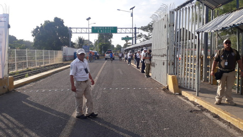 Dispositivo del Gobierno mexicano en el puente Rodolfo Robles entre Guatemala y México.