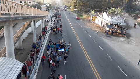 Migrantes caminan en caravana entre Ciudad Hidalgo y Tapachula, en Chiapas, tras atravesar la frontera caminando.