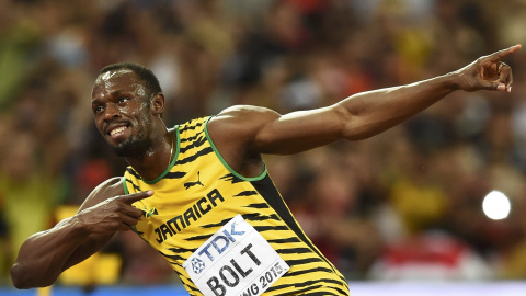 Usain Bolt, en la pista del Estado Olímpico de Pekín, celebra con su pose habitual su victoria en la carrera de 100 metros lisos. REUTERS/Dylan Martinez