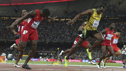 Usain Bolt supera a Justin Gatlin en los 100 metros lisos del Mundial de Atletismo de Pekín. REUTERS/Kai Pfaffenbach