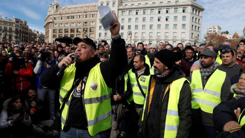 Asamblea de taxistas este miércoles en la plaza de Catalunya de Barcelona. EFE/Toni Albir