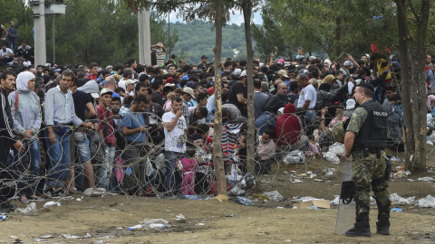 Cientos de refugiados en la parte griega de la frontera con Macedonia esperan el permiso para cruzar, cerca de la ciudad sureña de Gevgelija- EFE / EPA / GEORGI LICOVSKI