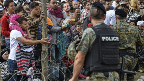 Cientos de refugiados en la parte griega de la frontera con Macedonia esperan el permiso para cruzar, cerca de la ciudad sureña de Gevgelija- EFE / EPA / GEORGI LICOVSKI