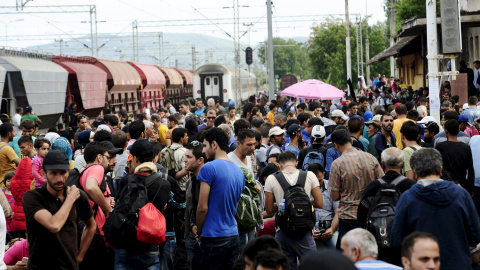 Los refugiados se agolpan en la estación de tren de Gevgelija  .- REUTERS/Ognen Teofilovski