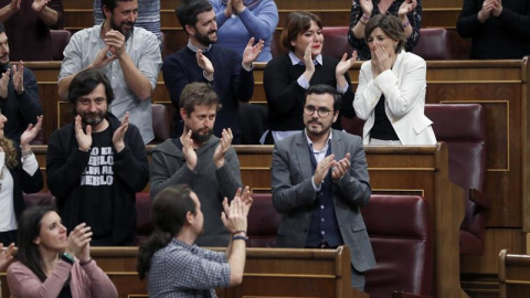 La diputada de Unidos Podemos En Marea, Yolanda Díaz, es aplaudida por su grupo, al término de su intervención esta tarde en el pleno del Congreso de los Diputados. EFE/Javier Lizón