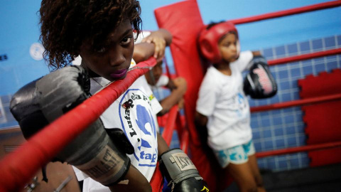 Dos niñas practicando en la escuela de boxeo de La Maré/REUTERS