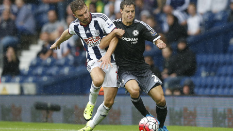 El defensa Cesar Azpilicueta disputa un balón con el jugador del  West Brom's James Morrison. REUTERS / Carl Recine